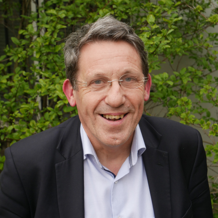 Photo d'une personne face caméra et un dessin d'une bougie 